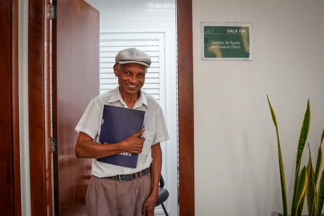 Agenor Oliveira, de 75 anos, usou o apoio para superar barreiras digitais e contestar descontos de R$ 600 na aposentado…