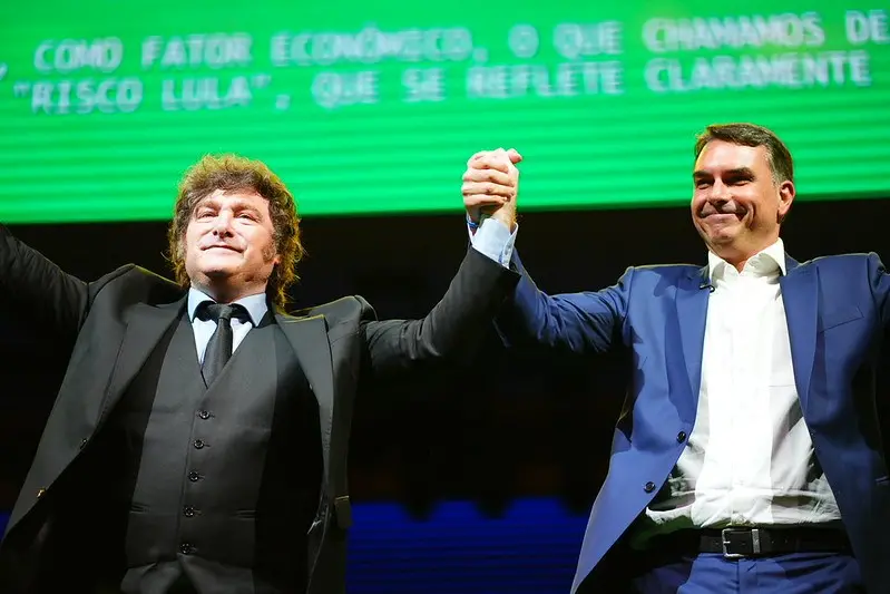 Milei disse que espera a vitória do Flávio Bolsonaro nas eleições brasileiras e chamou Lula de ladrão. A separação entr…