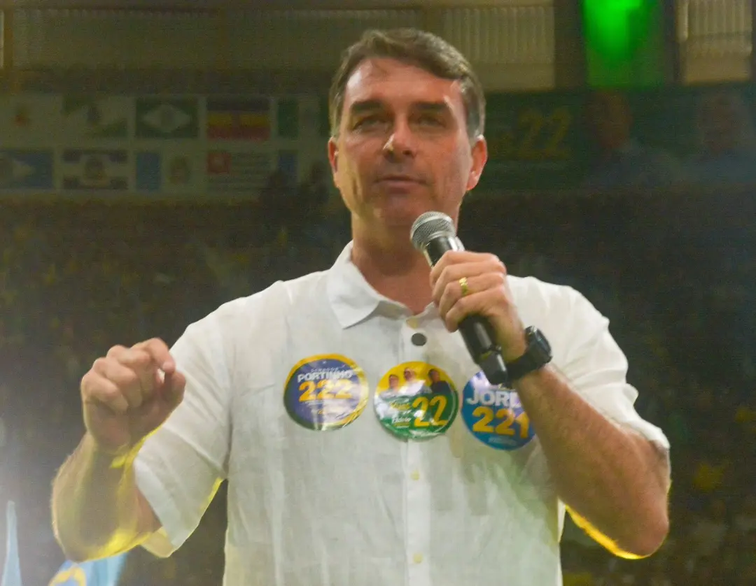 Flavio Bolsonaro priorizou debate antes da votacao pra reduzir indecisos, mesmo sem Lula estar presente. É uma aposta e…