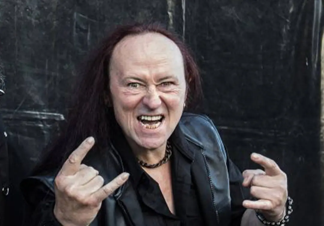 Cronos Lant, vocalista do Venom, faleceu aos 63 anos. A banda disse que a voz e o baixo dele foram o coração do Venom p…