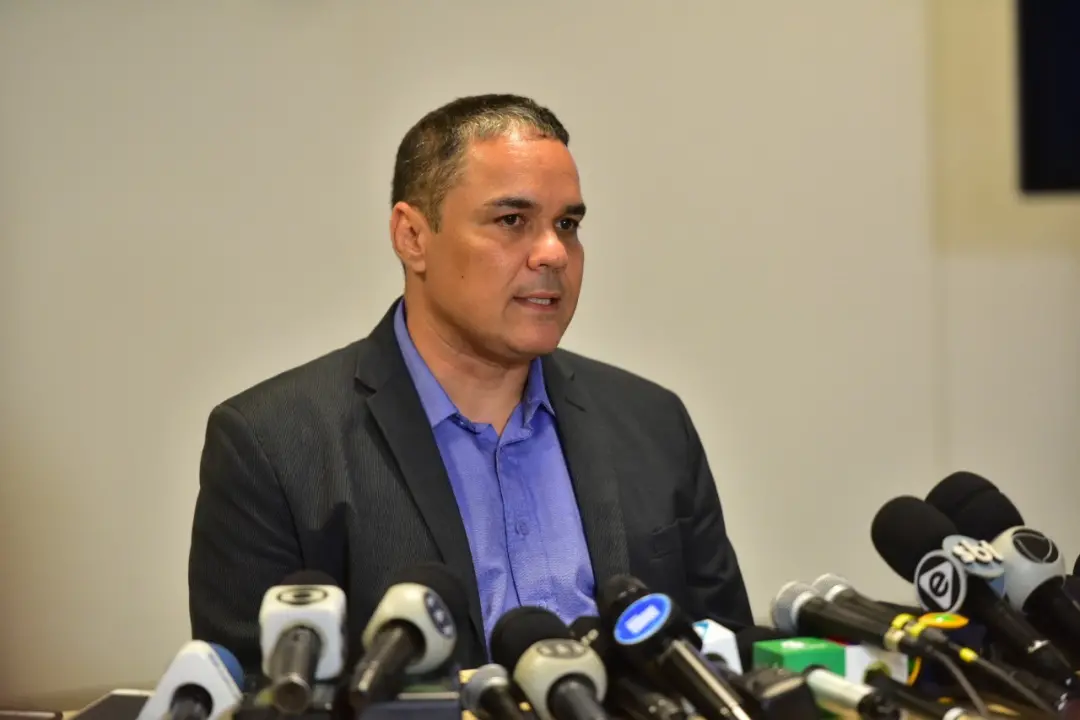 Coronel Vinicius Almeida, ex-secretário de Segurança do Amazonas, foi alvo de operação da PF com R$ 200 mil e placas de…