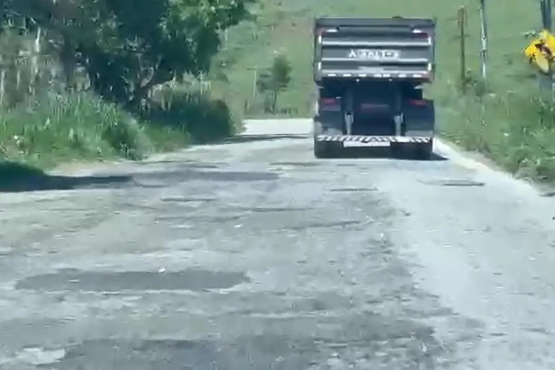 RJ-198 e outras 13 estradas tiveram conservação retomada pelo DER-RJ após paralisia do ano passado. Reparo de pavimento…