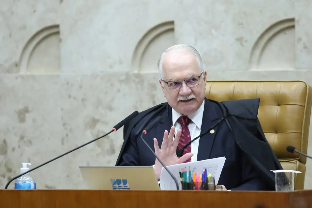Fachin rejeitou o pedido da defesa de Flávio Bolsonaro para tirar Dino da relatoria de processos ligados à eleição. A d…