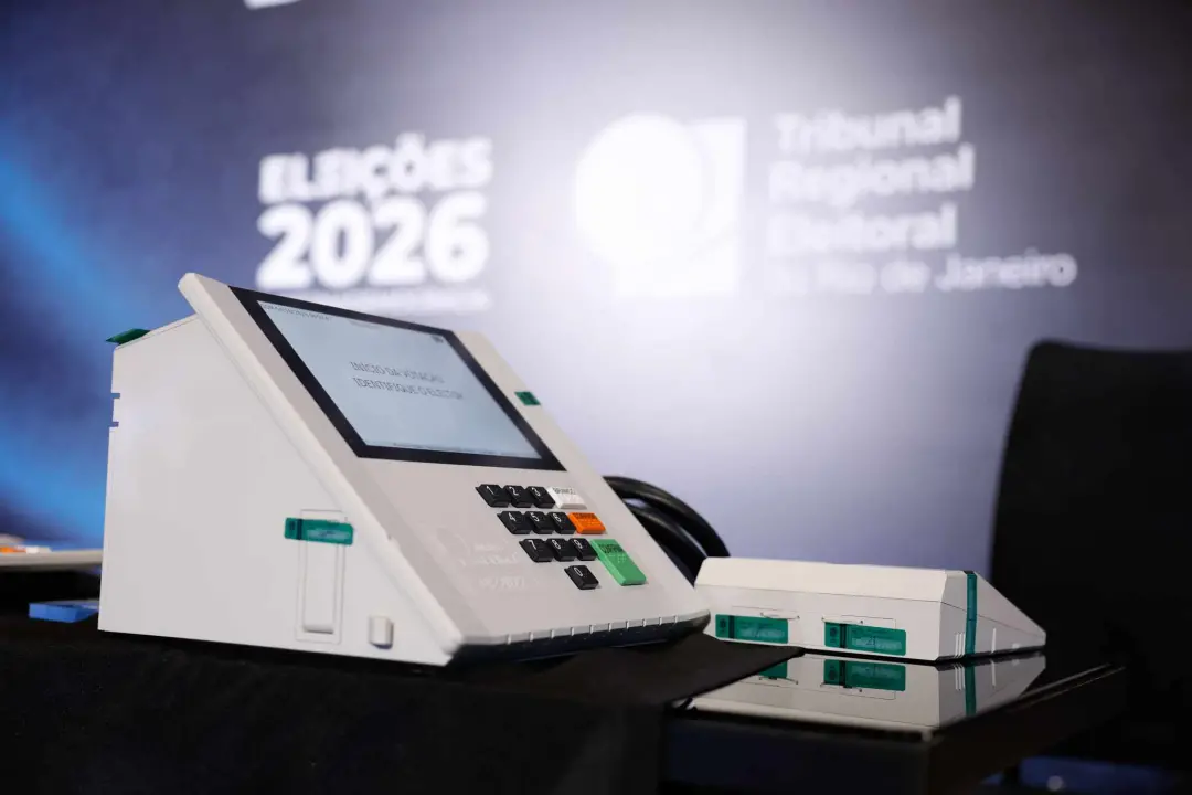 160 milhões de brasileiros vão às urnas neste domingo, escolhendo candidatos para presidente, senadores e governadores.…