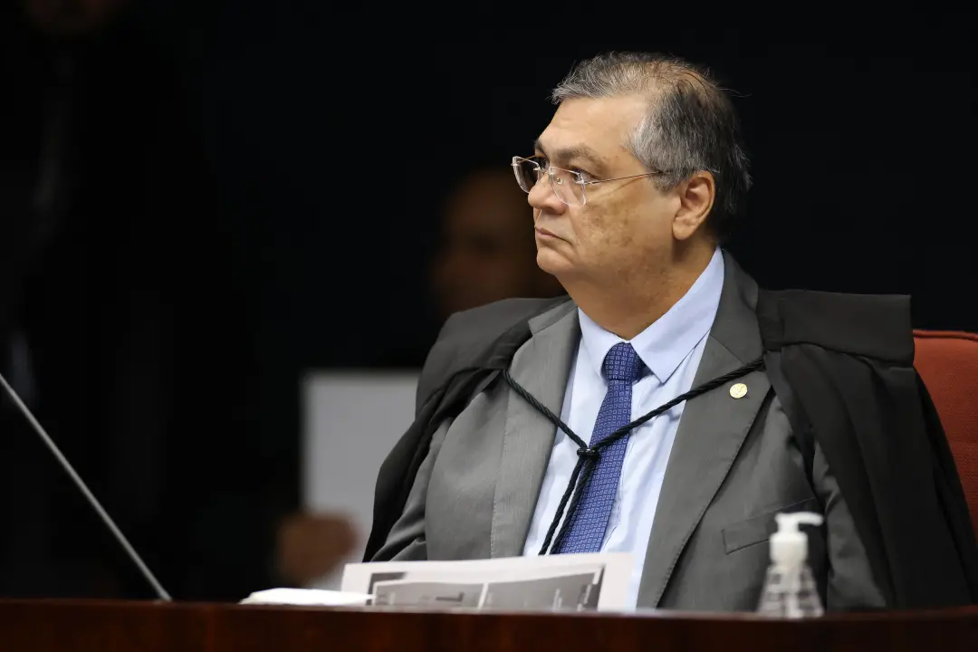 Fachin rejeitou o pedido da defesa de Flávio Bolsonaro para afastar Dino de processos ligados a Lula e eleições 2026. E…