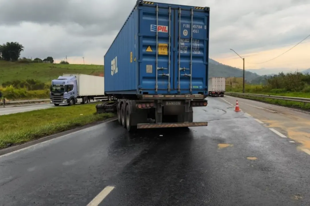 Carreta em L na Fernão Dias, em Bragança Paulista, interditou faixa e causou congestionamento de cinco quilômetros sent…