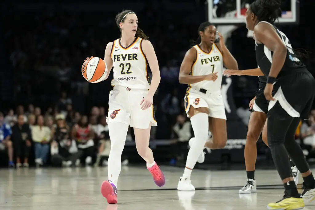 Las Vegas Aces e Indiana Fever em jogo 3 do mata-mata, com Caitlin Clark liderando o Fever após 27 pontos e 15 assistên…