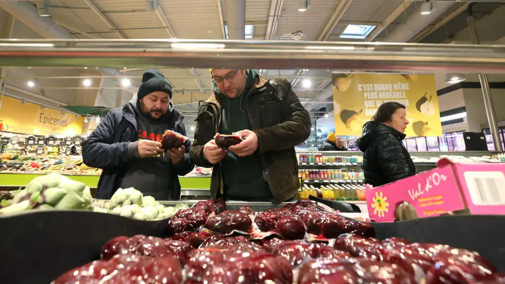 Na França, as famílias estão com dificuldades, pois o orçamento prevê uma necessidade de financiamento de 305,7 bilhões…