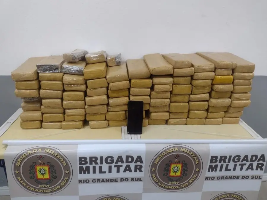 75 quilos de maconha foram achados com um motorista em Montenegro, no Vale do Caí. Muita droga nesse carro, mostra como…