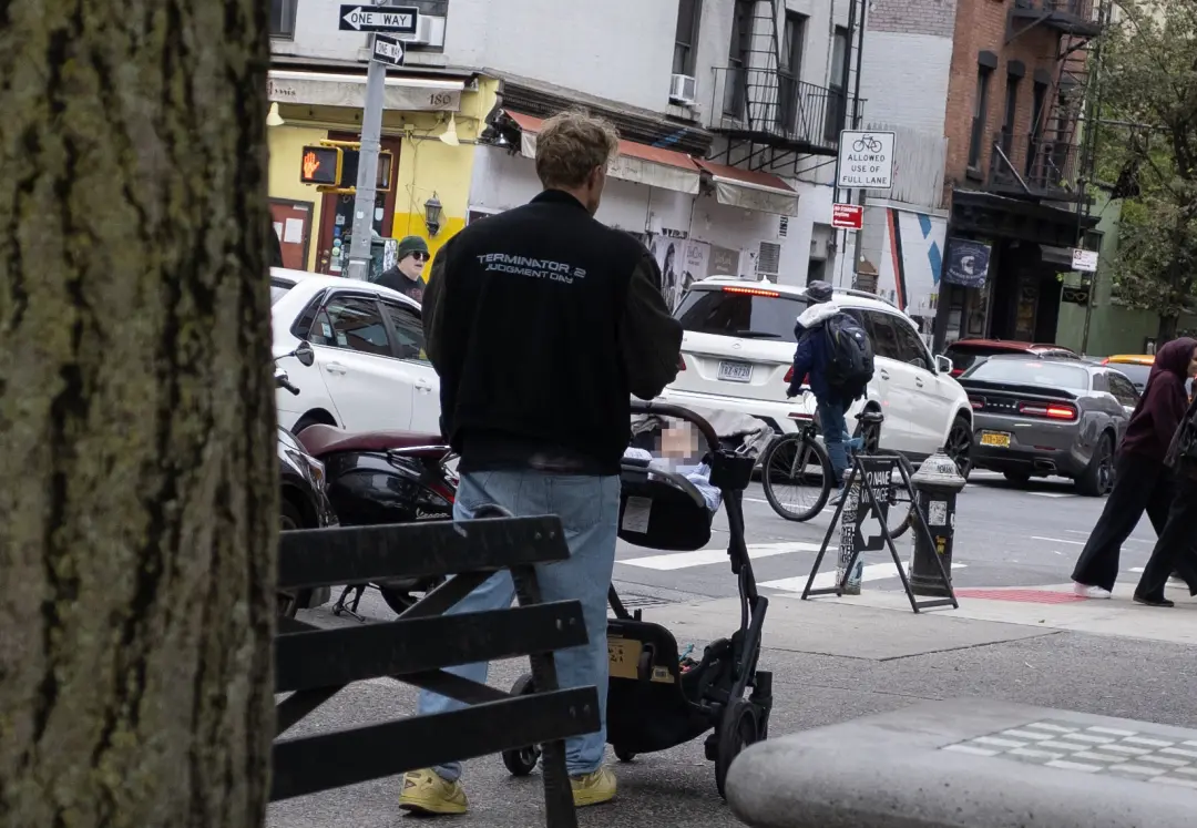 Sebastian Bear-McClard foi visto em Nova York com o bebê que teve com Alessandra Brawn. Ver essas novas vidas acontecen…