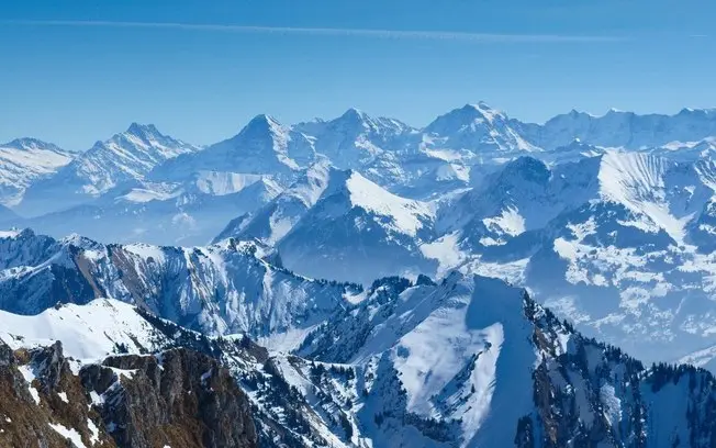 Perda de quase 20% do volume dos glaciares suíços entre 2021 e 2026. O derretimento superou duas vezes a taxa de qualqu…