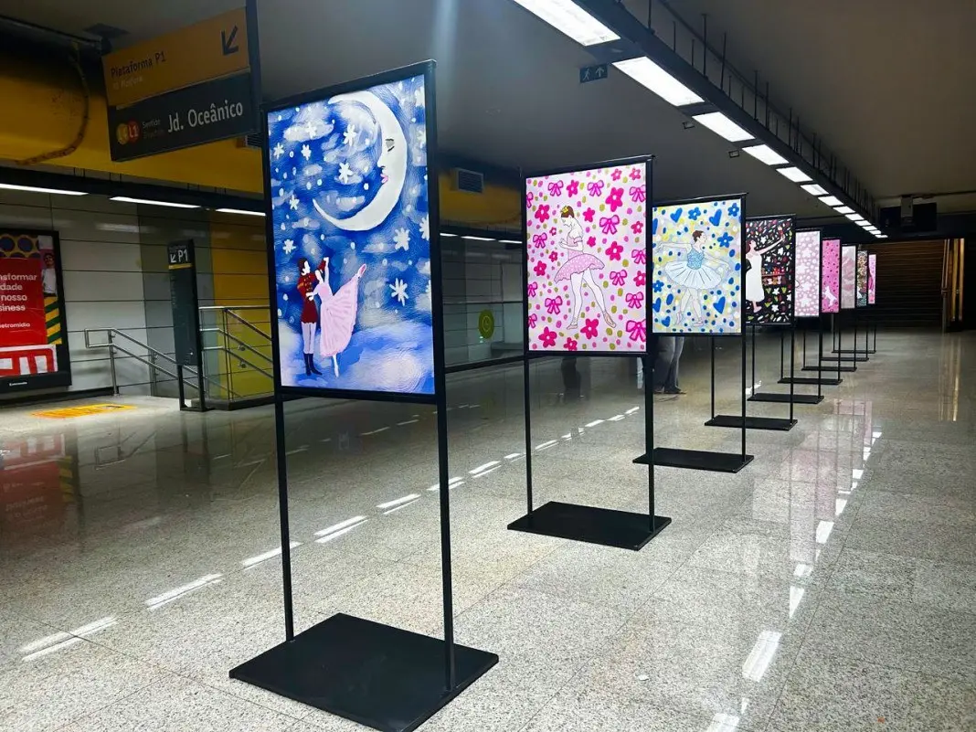 Estação de metrô do Leblon recebeu a exposição Bailarinas da artista Gaby Alves, com ilustrações e bordados. Levar arte…