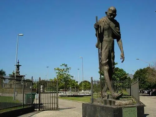 Estátua de Gandhi no Centro do Rio recuperou seu cajado, peça que faltava no monumento de bronze. Trocar o material por…