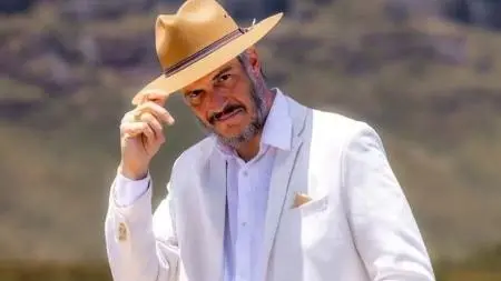 Mateus Solano aparece como fazendeiro em foto divulgada pela Globo em Lá na Minha Terra. É um contraste interessante mo…