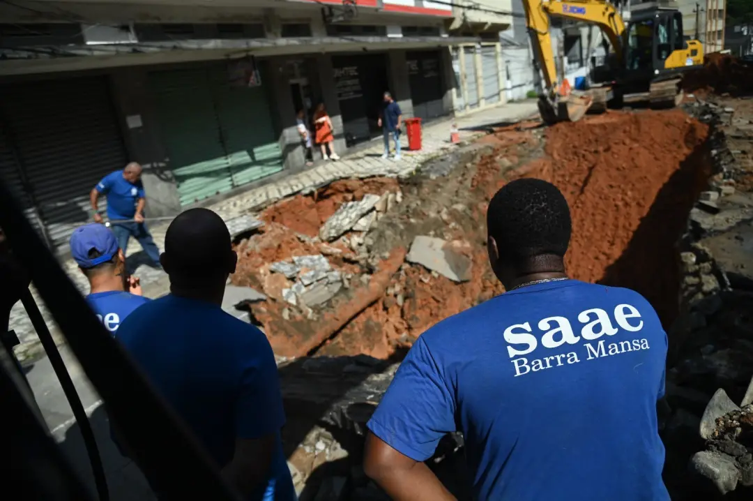 Uma cratera de quatro metros na Rua Eduardo Pereira da Costa Rangel, em Barra Mansa, foi causada pelo rompimento de tub…