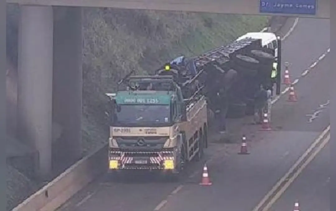 Na SP-255 em Itaí, uma carreta caiu de viaduto e bateu na defensa metálica, mas o motorista teve apenas ferimentos leve…
