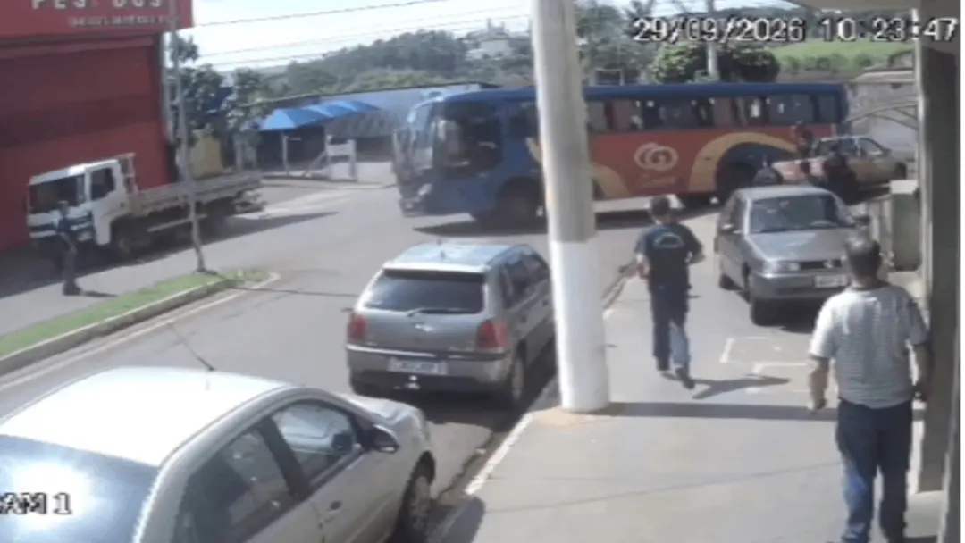 Santa Cruz do Rio Pardo, um ônibus perdeu o freio e atingiu dois veículos em uma rua. Isso mostra como a manutenção pre…