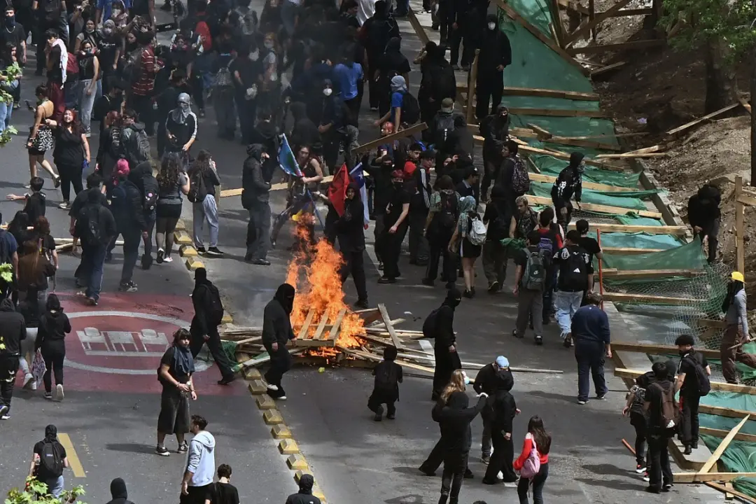 Santiago, Chile, viu confronto entre estudantes e polícia nesta quinta, 1, por causa de possíveis cortes na educação pú…