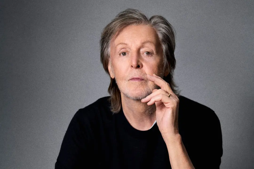 Paul McCartney adicionou três faixas inéditas ao set The Boys of Dungeon Lane, e teve uma versão flip mix do dueto com …