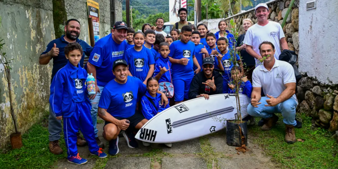 Maresias, no Litoral Norte de SP, teve plantio de mais de 50 mudas nativas pela WSL e Banco do Brasil. Essa ação mostra…