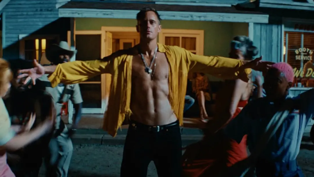 Alexander Skarsgård no vídeo da Rolling Stones, no deserto, sem camisa. A presença dele no clip funciona bem, mostrando…