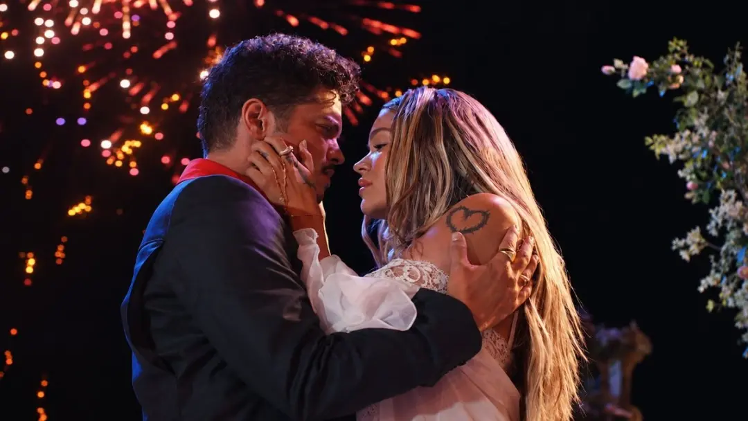 Bruno Mars e Karol G estão juntos de novo, agora no videoclipe de Dance With Me. Essa parceria já rolou antes com a mús…
