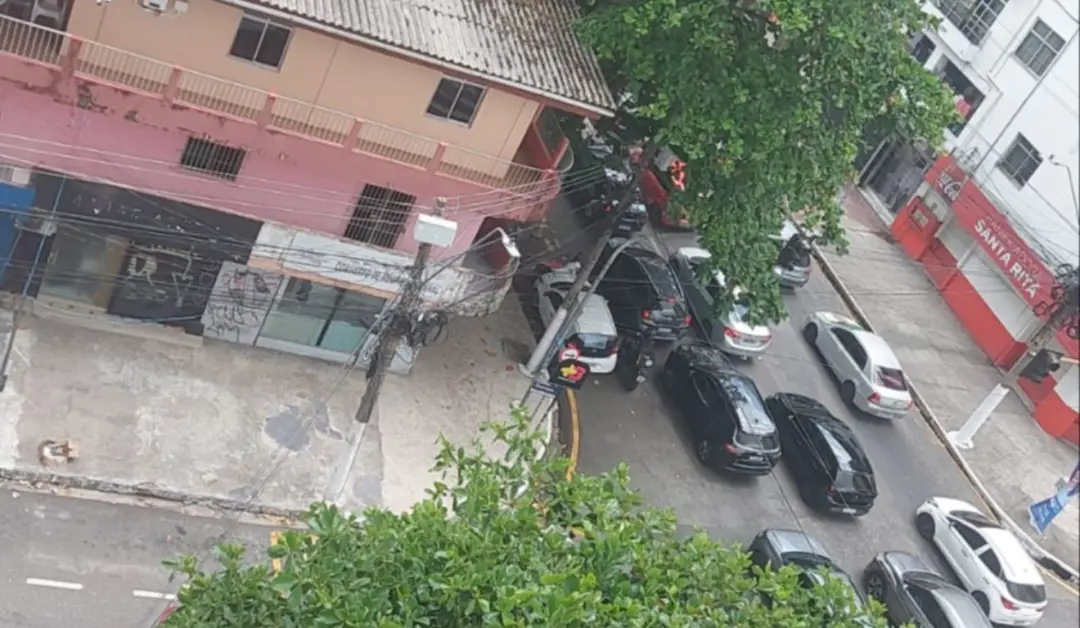 Árvore caiu na Alcindo Cacela em Belém, atingindo um carro e parando o trânsito na manhã de quinta-feira. Essas coisas …