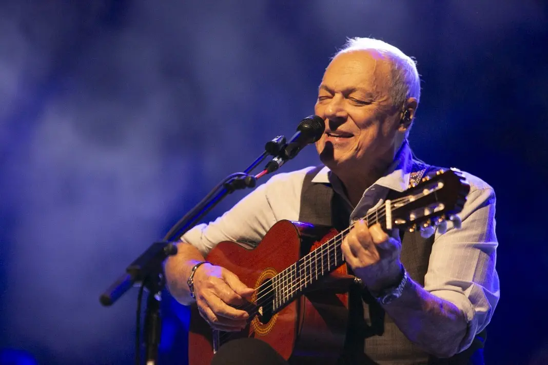 Toquinho celebra 80 anos com show especial no Vivo Rio, encerrando a turnê Só Tenho Tempo Pra Ser Feliz. A revisão da t…