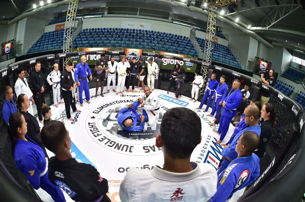 Arena Niterói recebeu 75 pessoas de sete projetos para ação social antes do Jungle Fight 155. O esporte serve de ferram…