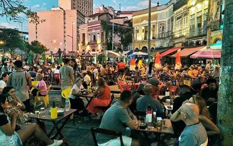 Bares do Rio de Janeiro vão ter telão pra acompanhar a apuração no domingo, 04/10, com opções como Bafo da Prainha e Mi…
