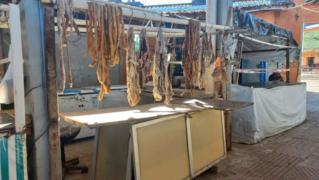 1,4 tonelada de carne foi apreendida no Mercado Municipal Olindo de Miranda, em Almenara. A fiscalização aconteceu porq…