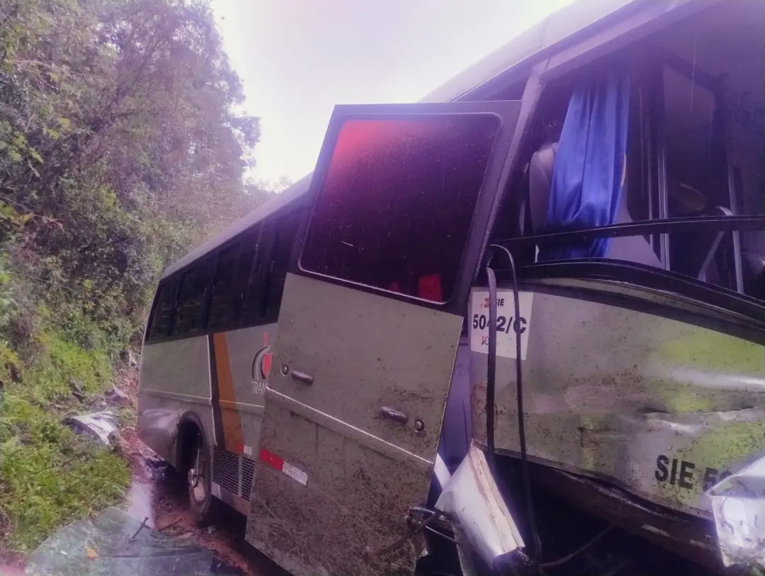 SC-390, ônibus com 22 crianças bate contra barranco. Um caminhão invadiu a pista contrária na Serra de Santa Catarina, …