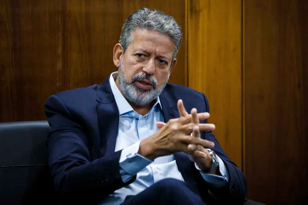 TRE-AL proibiu propaganda que liga Arthur Lira a agressão contra ex-mulher, com multa de R$ 100 mil por exibição. É imp…