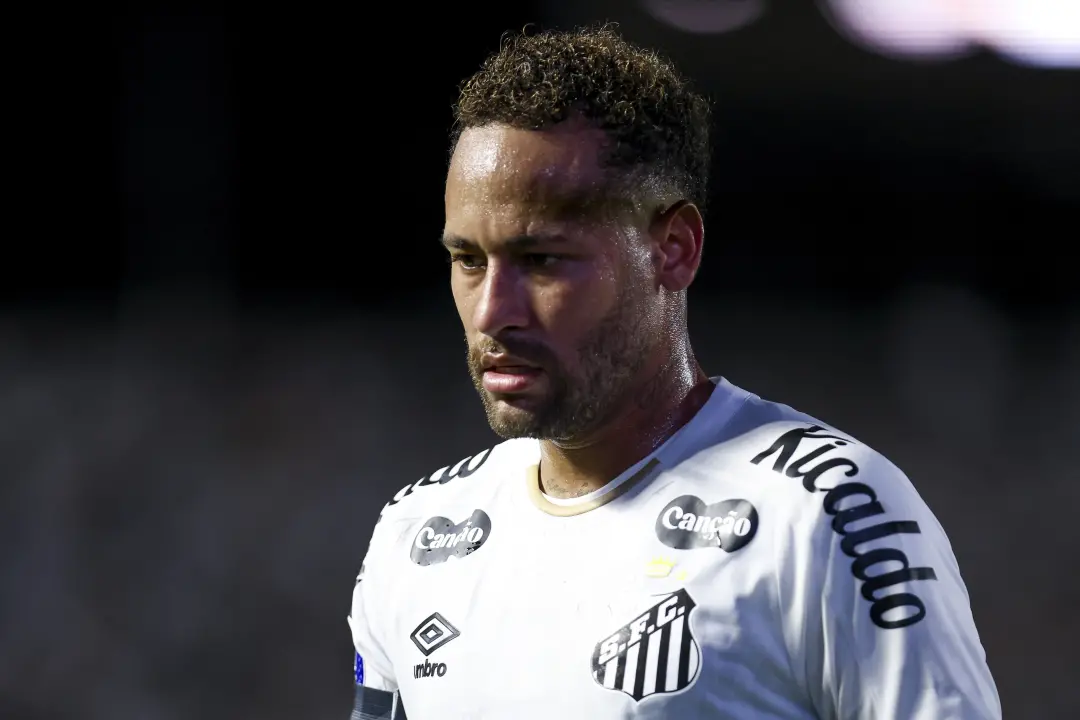 Neymar teve pneu furado a caminho de gravação publicitária na quarta-feira. Um contratempo simples mostra que a rotina,…