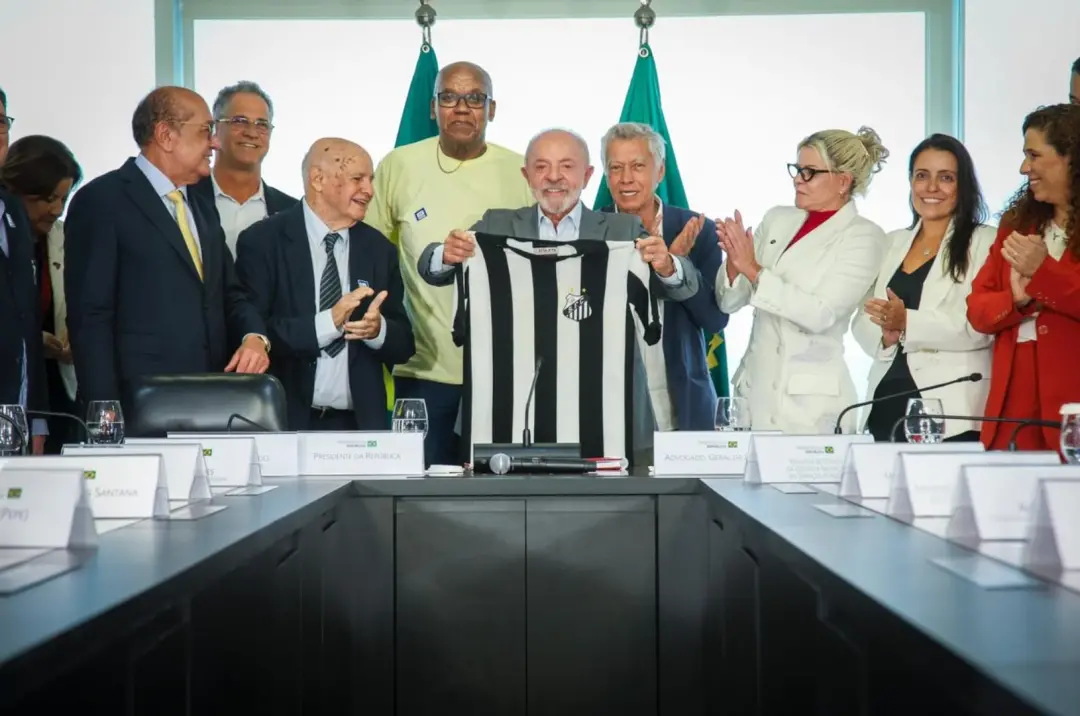 No Planalto, Lula assinou a cessão onerosa do Centro de Treinamento Rei Pelé para o Santos, com duração de 20 anos. É u…