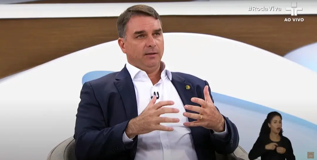 Flávio Bolsonaro pode não ir ao debate da Globo nesta quinta, 1º, porque Lula desistiu. A ausência do presidente muda o…