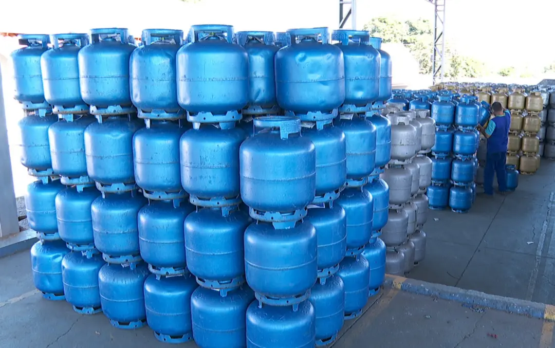 Acelen aplicou aumento de 9% no gás de cozinha na Bahia, o botijão pode subir até R$ 8. Isso aperta pra quem já tá aper…