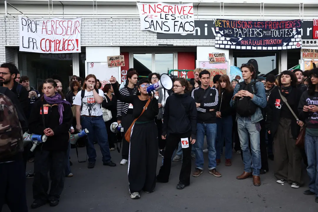 30 universidades na França aderiram a bloqueios após manifestações de estudantes. A exigência dos alunos é por mais rec…