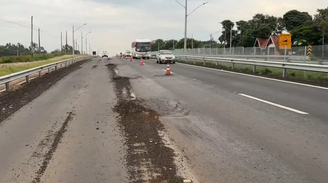 Em Piracicaba, o trecho da SP-304 teve uma motociclista morta por buracos, mesmo após recapeamento. O asfalto ruim pers…