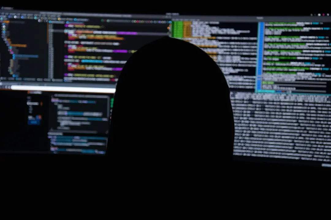 Adolescente de 16 anos, de nacionalidade romena, foi preso na Espanha por ser suspeito de liderar o grupo de hackers Ki…