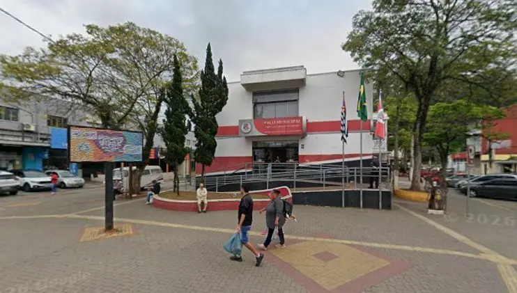 Doze ônibus de transporte escolar em Santa Isabel tiveram módulos eletrônicos furtados da garagem da empresa. Isso prej…