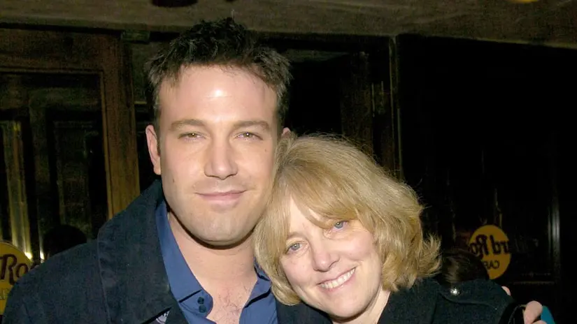 Ben Affleck falando sobre a morte dos pais, um em abril e outro em junho, mudou sua visão sobre a infância. Ver as cart…