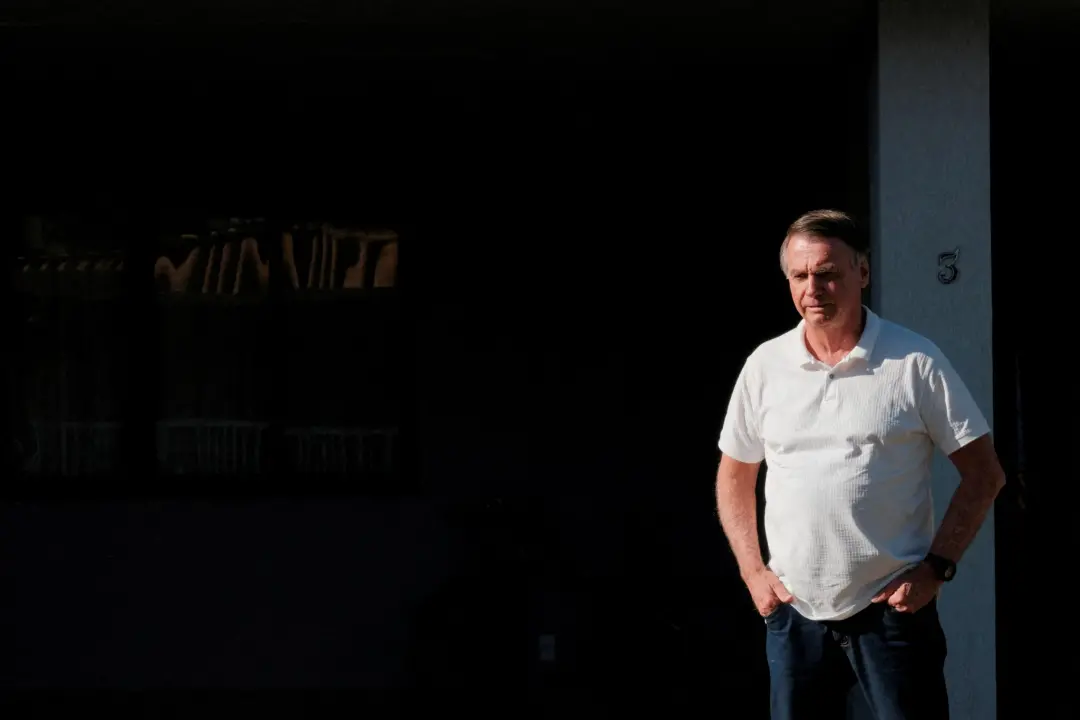 Bolsonaro fez novo pedido ao STF pra suspender a pena de 27 anos e 3 meses no processo da trama golpista. A defesa aleg…