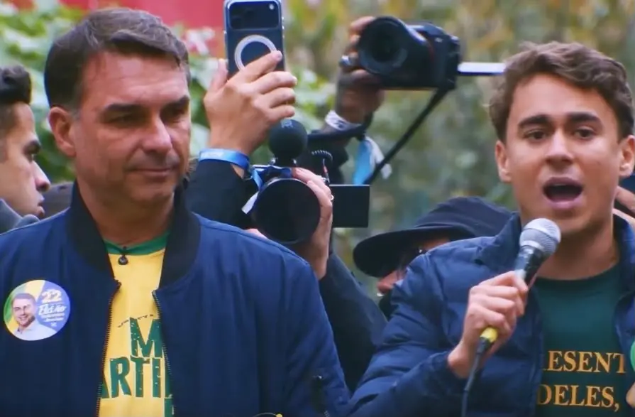 Flávio Bolsonaro criticou o governo atual no último programa eleitoral ao lado de Tarcísio e Nikolas, focando na dificu…