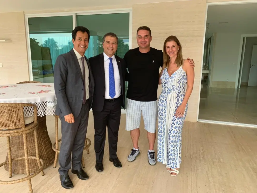 Mansão de R$ 6 milhões em Brasília, comprada por Flávio Bolsonaro em janeiro de 2021 com financiamento do BRB. Um imóve…