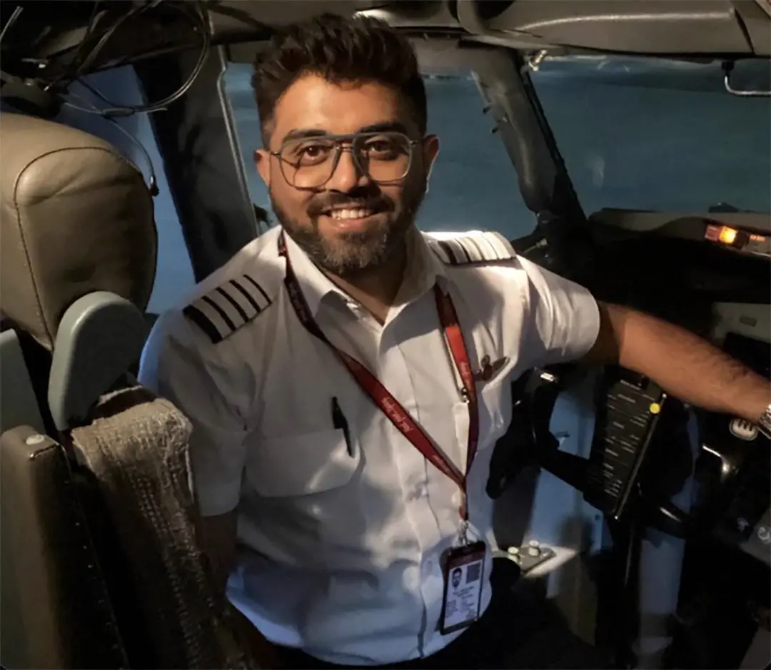 Smit Machchhar, piloto indiano, foi atacado com faca durante voo de Dubai para Tel Aviv e pousou em emergência na Arábi…