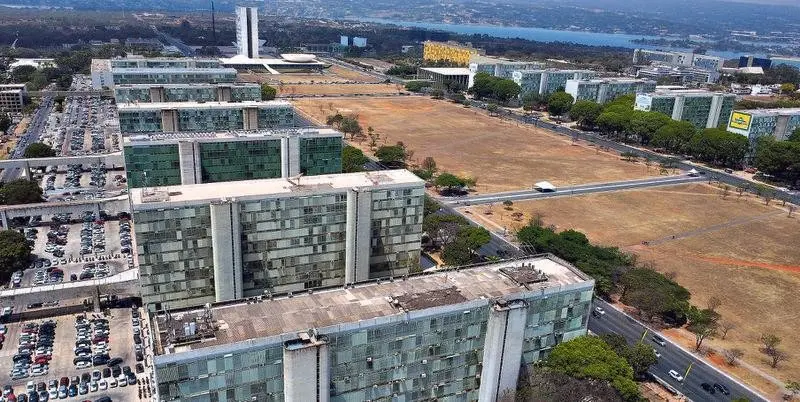 Manoel Pires diz que um resultado primário de 2% do PIB é possível e pode mudar a dívida pública, que chegou a 82,9% em…