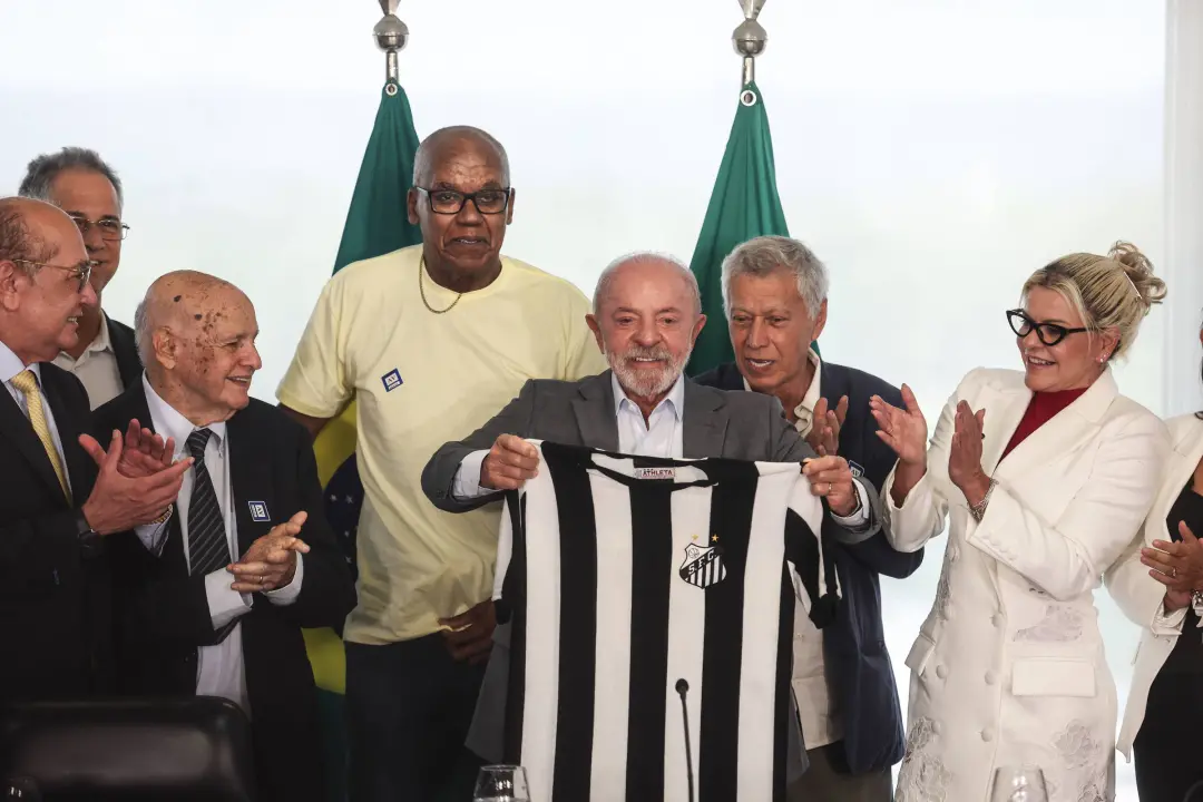 Presidente Lula assinou a cessão onerosa do terreno de 39 mil metros quadrados do centro de treinamento do Santos. É um…