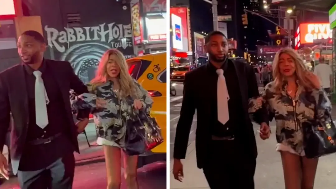 Wendy Williams andando em Nova York com jaqueta azul e dourada e calça branca curta. É interessante ver a leveza dela n…