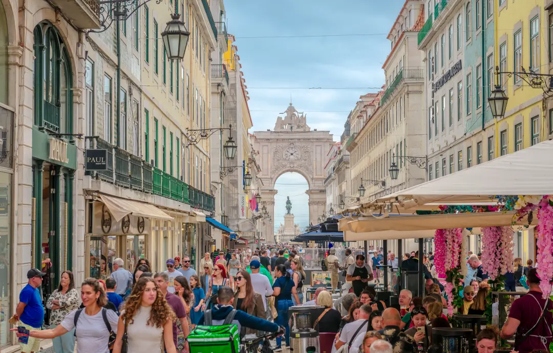 Portugal aprovou reforma que diminui o prazo de despejo para dois meses e tira o limite de reajuste de aluguel. Essa mu…